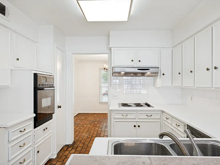 7726 Dentcrest Dr — Photo 4