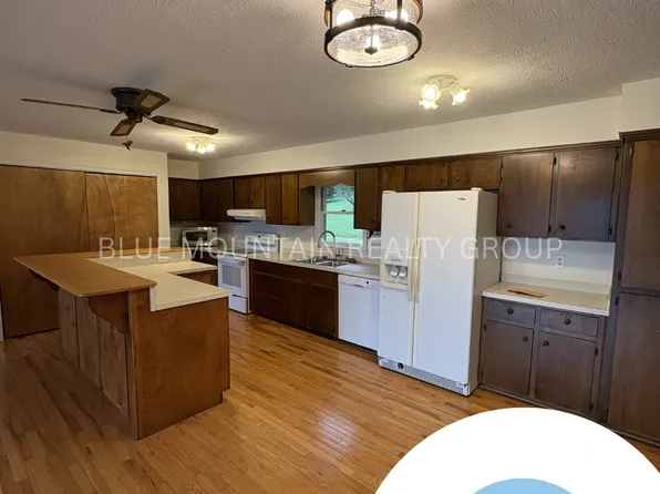 67 Vinewood Dr, Waynesville, NC 28785