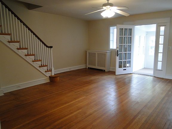 Living Room/Entry