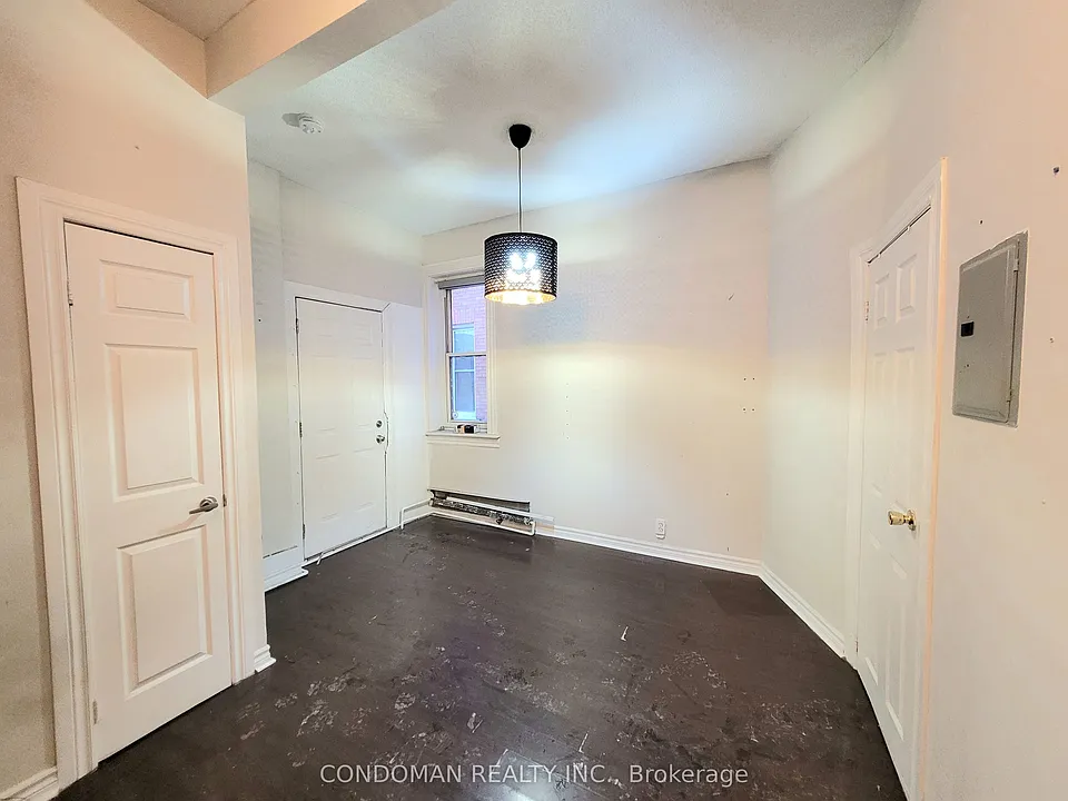 135 John St S #4