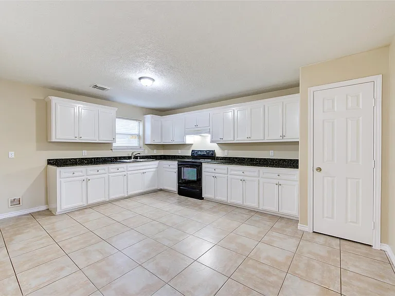 605 Center St #B — Photo 5