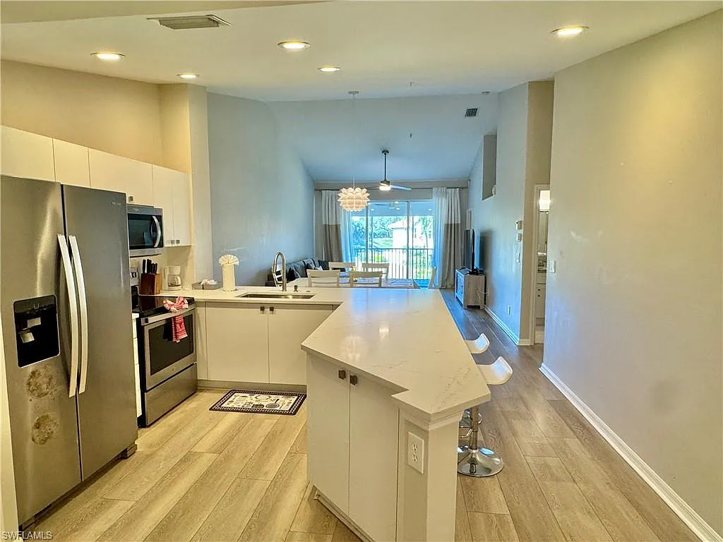 2 bed, 2.0 bath, 1427 sqft, $5,500 — Photo 2