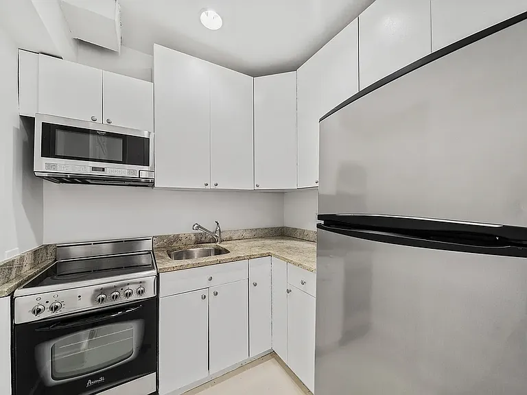 25 E 67th St #14C — Photo 4