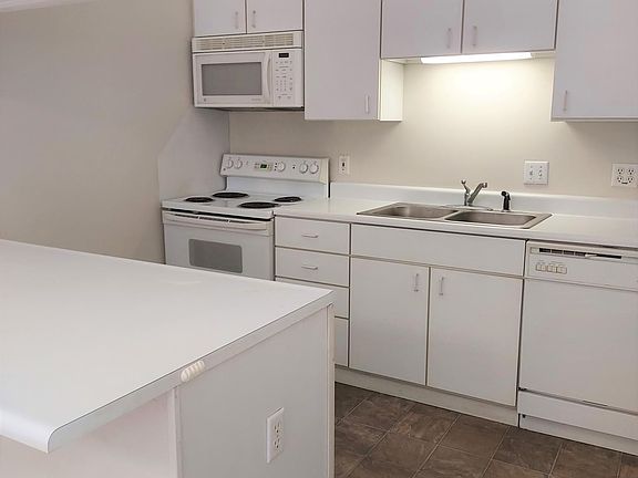 4th image of 881 Montrose Ave #221