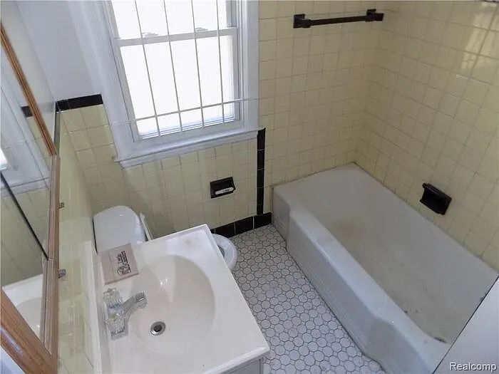 18708 Shaftsbury Ave — Photo 8