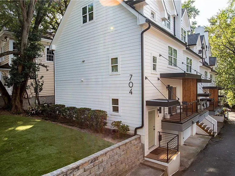 704 Durant Pl NE #D — Photo 5