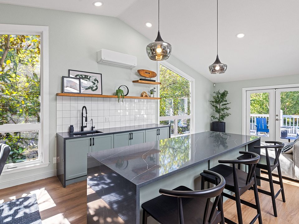 Community Kitchen at 2000 Lake Washington Apartments in Renton, WA 98056