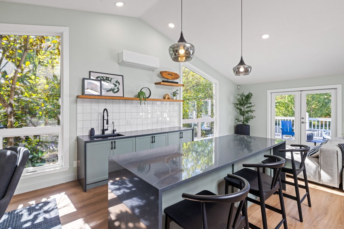 Community Kitchen at 2000 Lake Washington Apartments in Renton, WA 98056