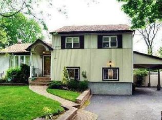 16 Keswick Ln, Plainview, NY 11803
