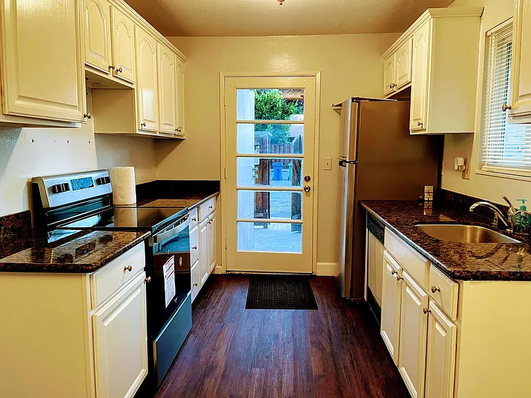3511 Dalton Cmn — Photo 2