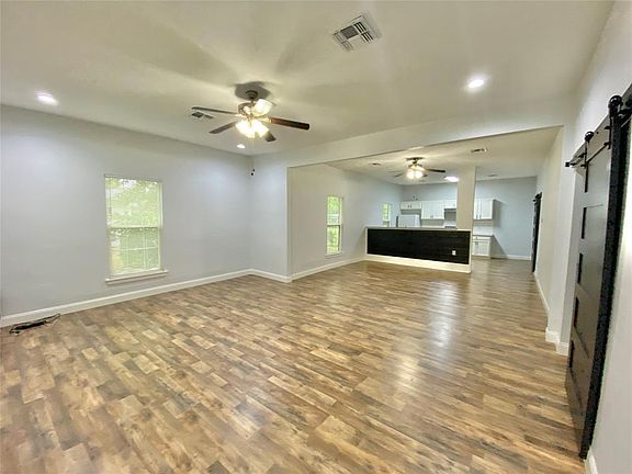 2nd image of 827 College St
