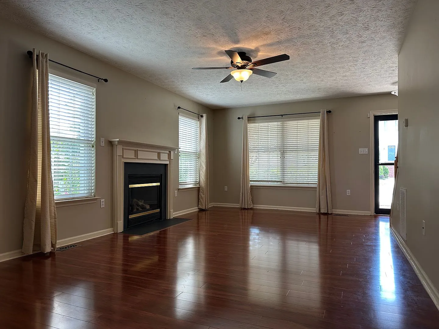 2066 Honeysuckle Ln — Photo 4