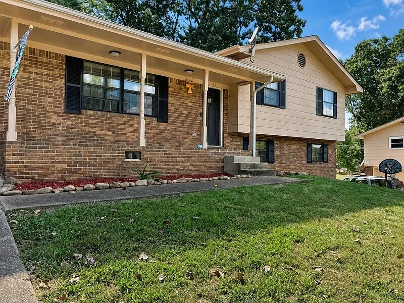 4 bed, 2.0 bath, 1833 sqft, $2,300 — Photo 2