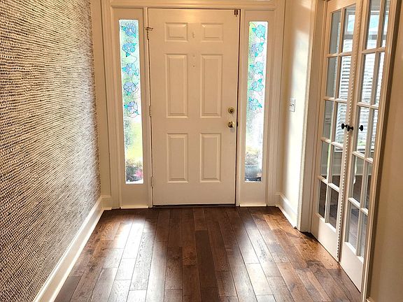 Lobby and dinning on the right