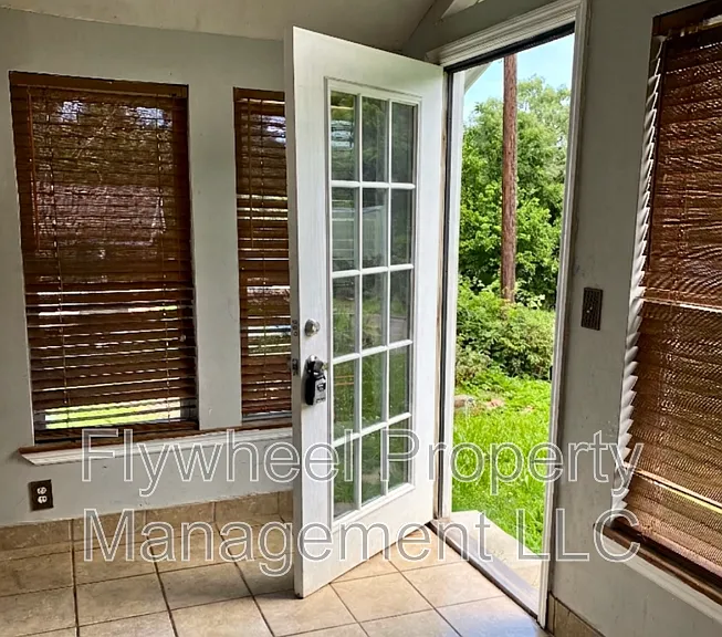 2829 New Jersey Ave — Photo 4