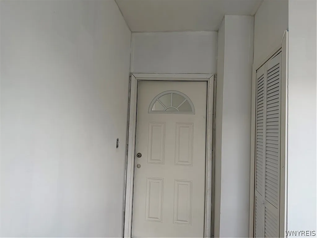 2 bed, 1.0 bath, 1240 sqft, $1,300 — Photo 2