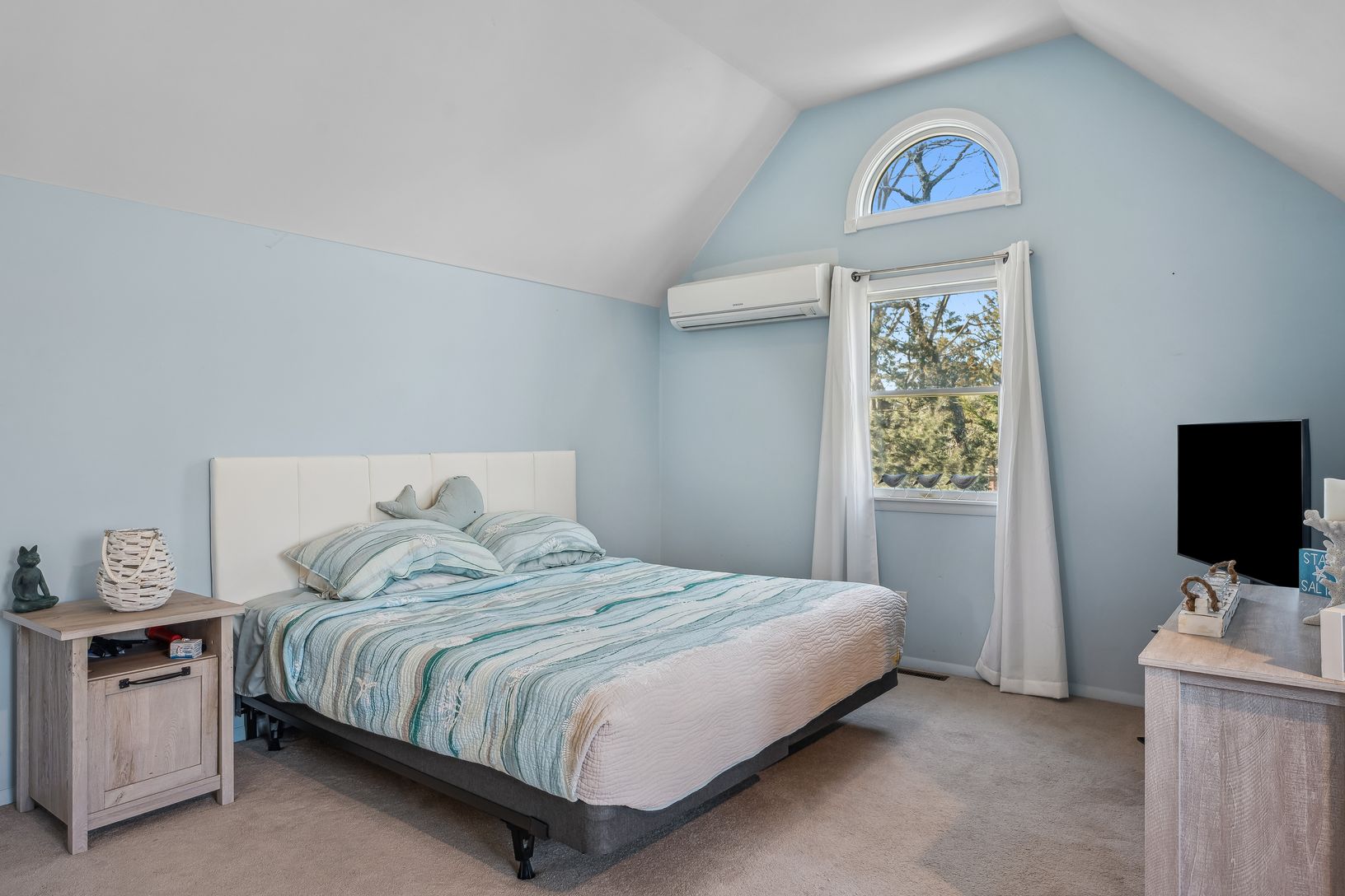  Upstairs bedroom with king sized bed 
