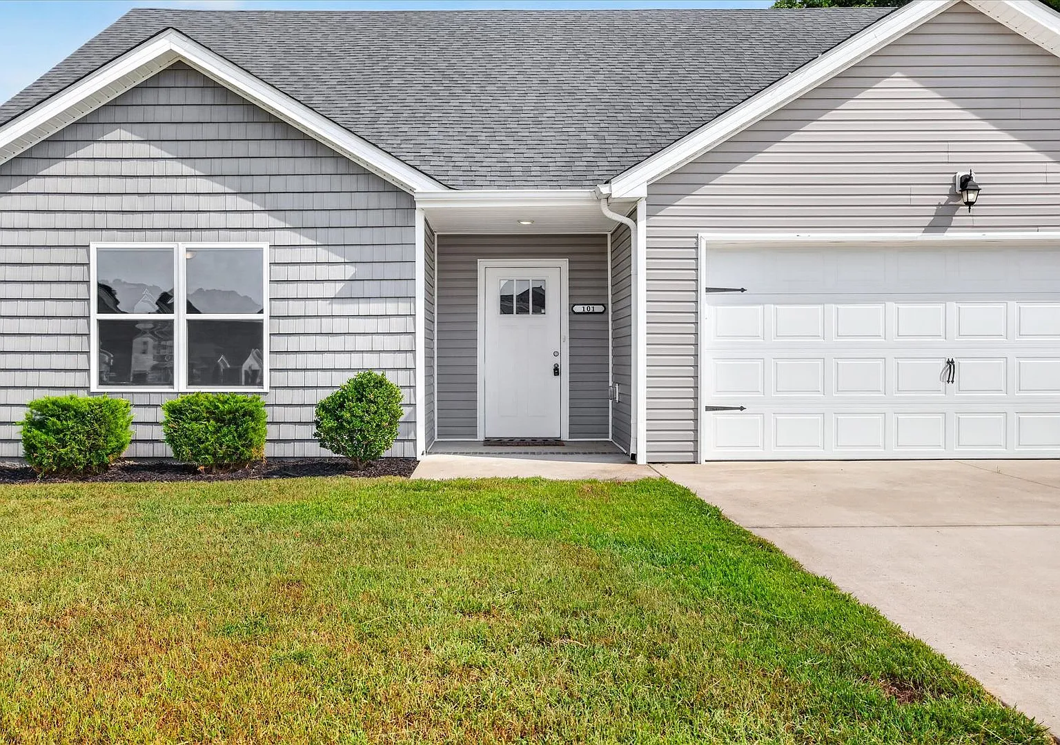 Pet Friendly Three Bedroom! — Photo 4