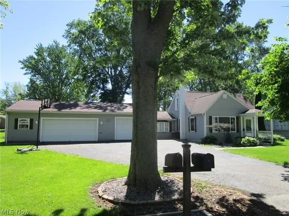 1054 Elk Dr, Ashtabula, OH 44004