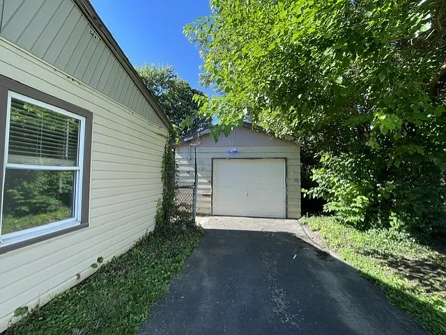 2895 Hyannis Dr — Photo 2