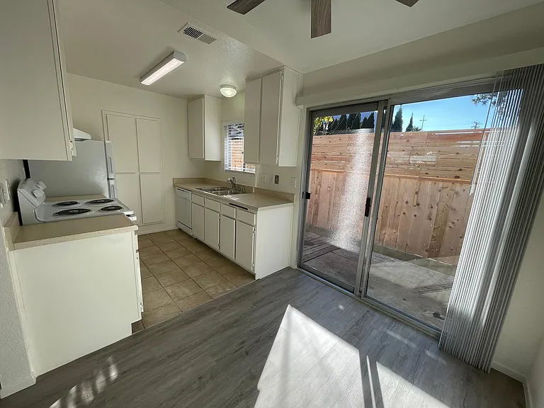 952 Pine Ave #B — Photo 8