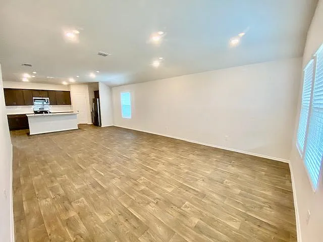 4 bed, 1881 sqft, $1,795 — Photo 4