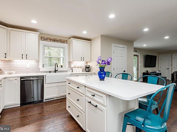 3rd image of 8091 Forest Glen Dr