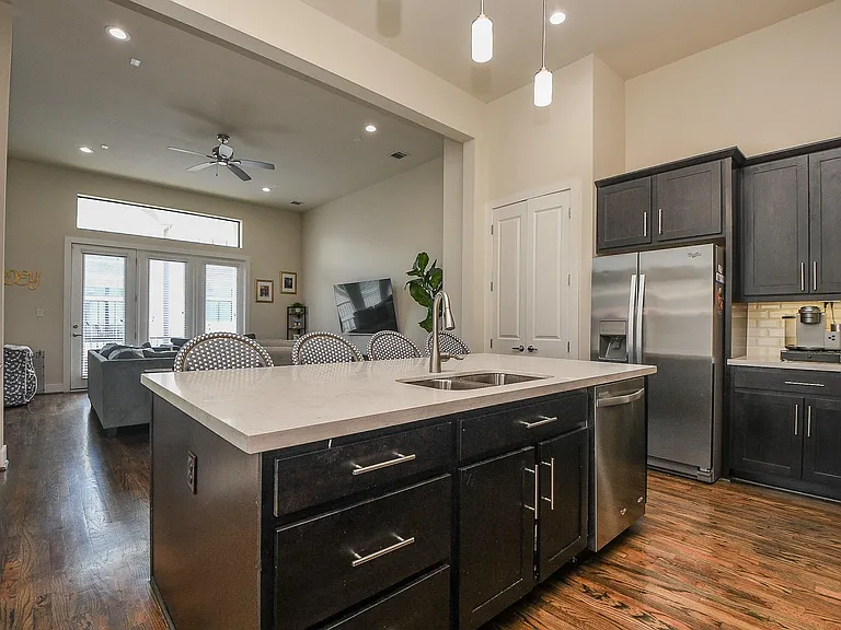 1204 Fowler St — Photo 7