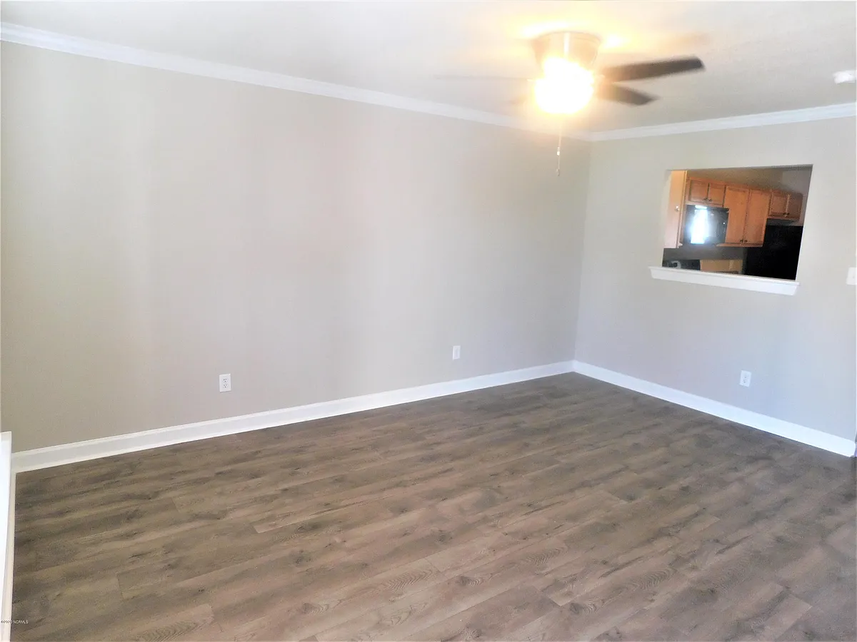 Building Photo - 609 Streamwood Dr