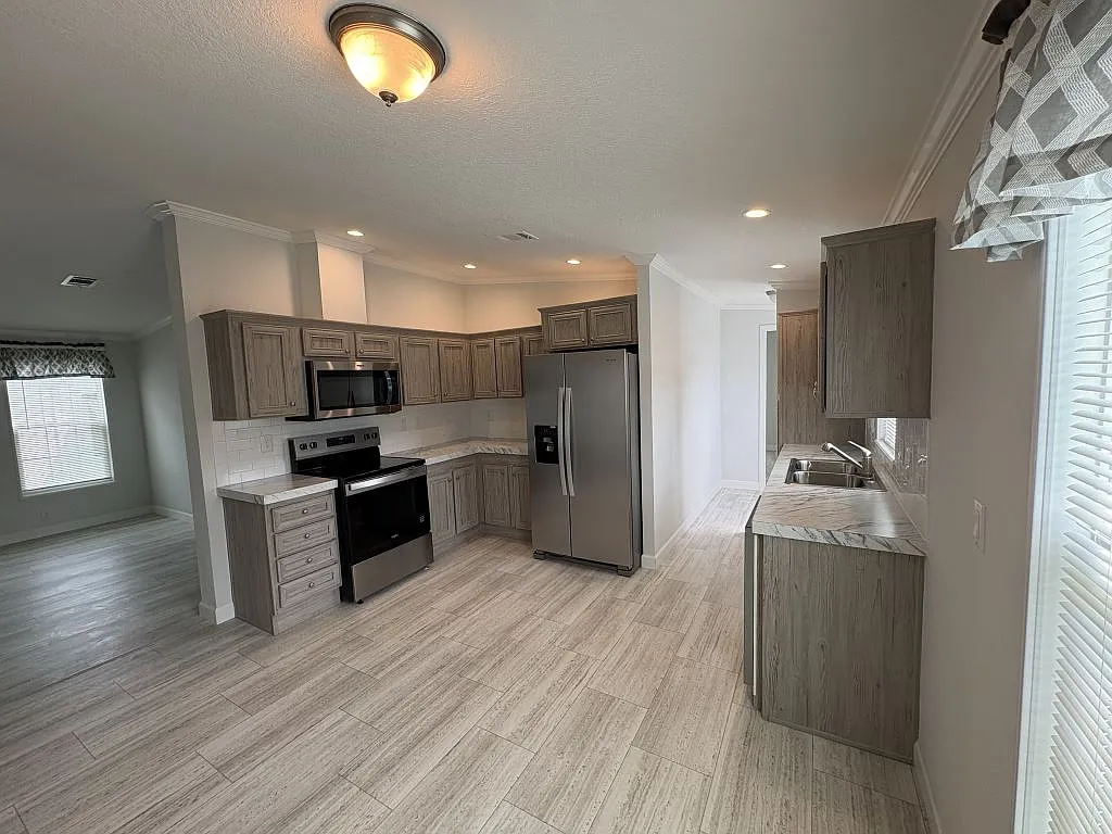 3 bed, 2.0 bath, 1042 sqft, $1,433 — Photo 2
