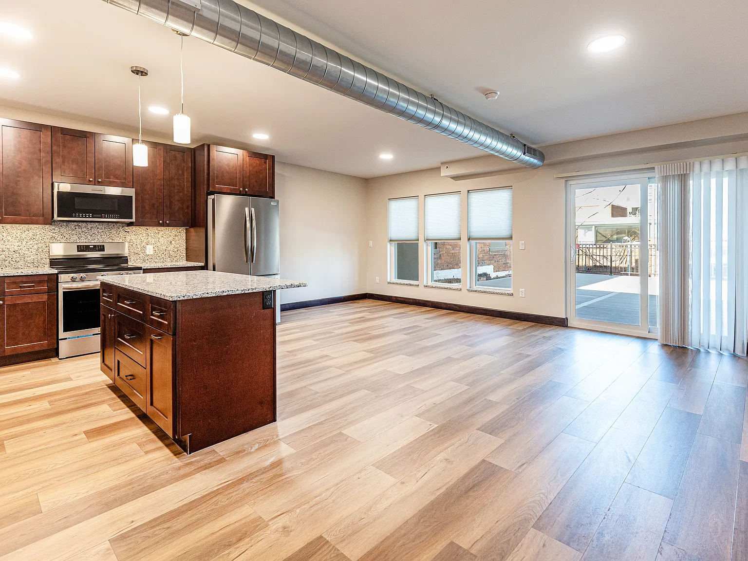 2 bed, 1.5 bath, 1100 sqft, $2,400 — Photo 2