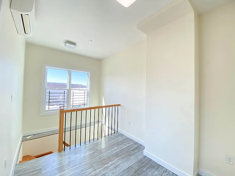 571 E 19th St #Penthouse 3 — Photo 7