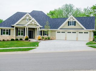 1720 Creek Wood Dr, Dubuque, IA 52003