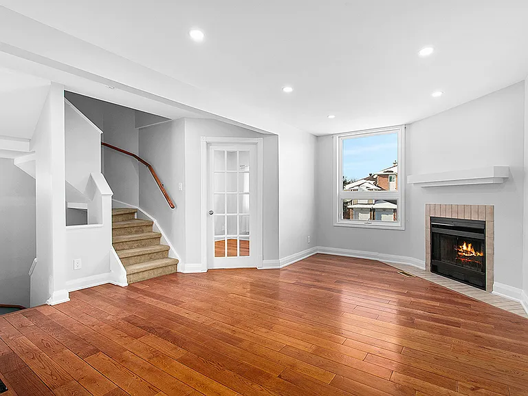 1576 Thurlow St — Photo 10