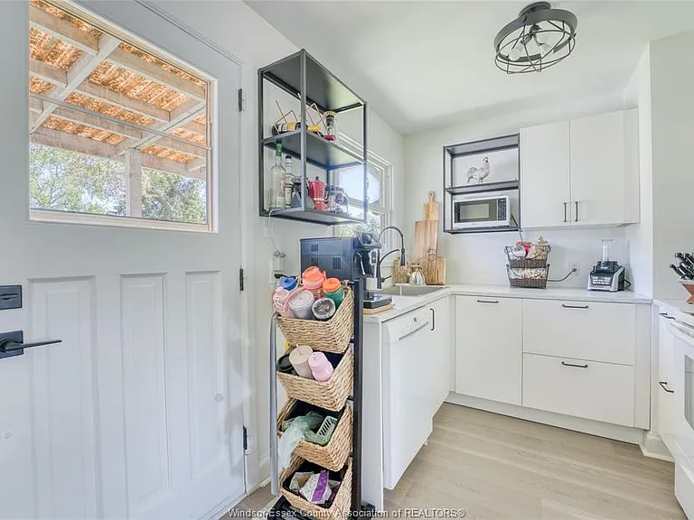 4062 Roseland Dr E — Photo 14