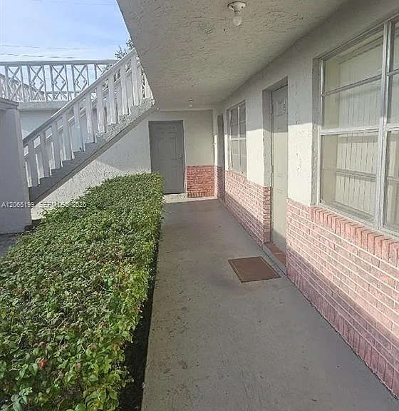 6012 SW 33rd St #103 — Photo 2