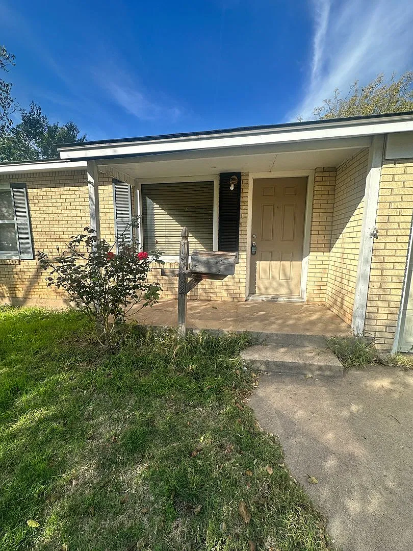 Adorable Home Next to Bivins Elementary! — Photo 1