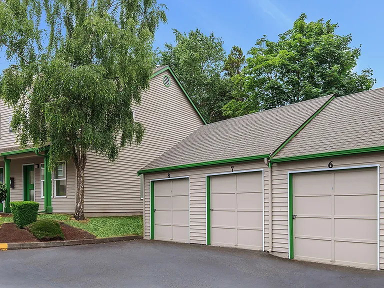 Emerald Court — Photo 9