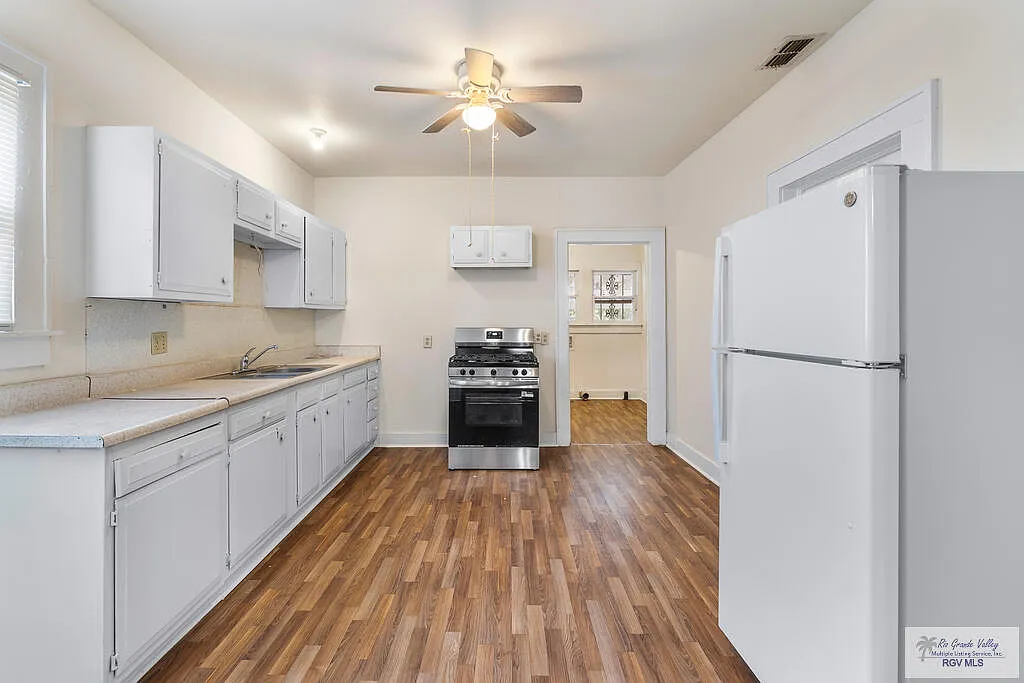 3 bed, 1.0 bath, 1064 sqft, $1,000 — Photo 3