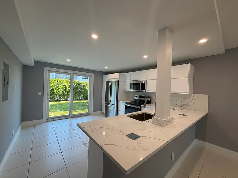 55 SE 14th St #107 — Photo 3