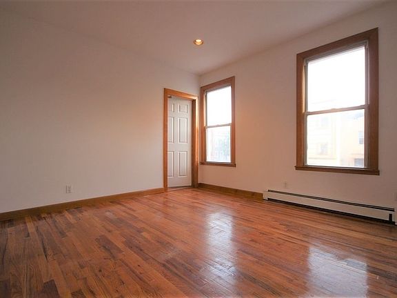 4th image of 633 Metropolitan Ave