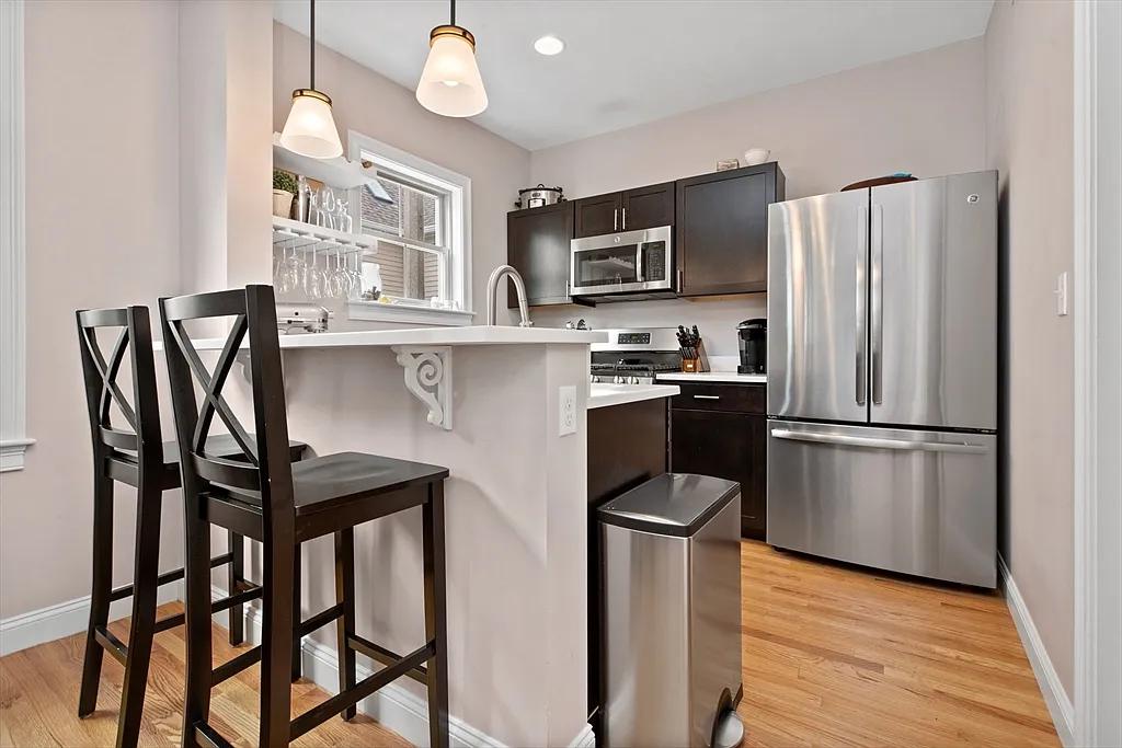 2 bed, 2.0 bath, 830 sqft, $3,400 — Photo 2