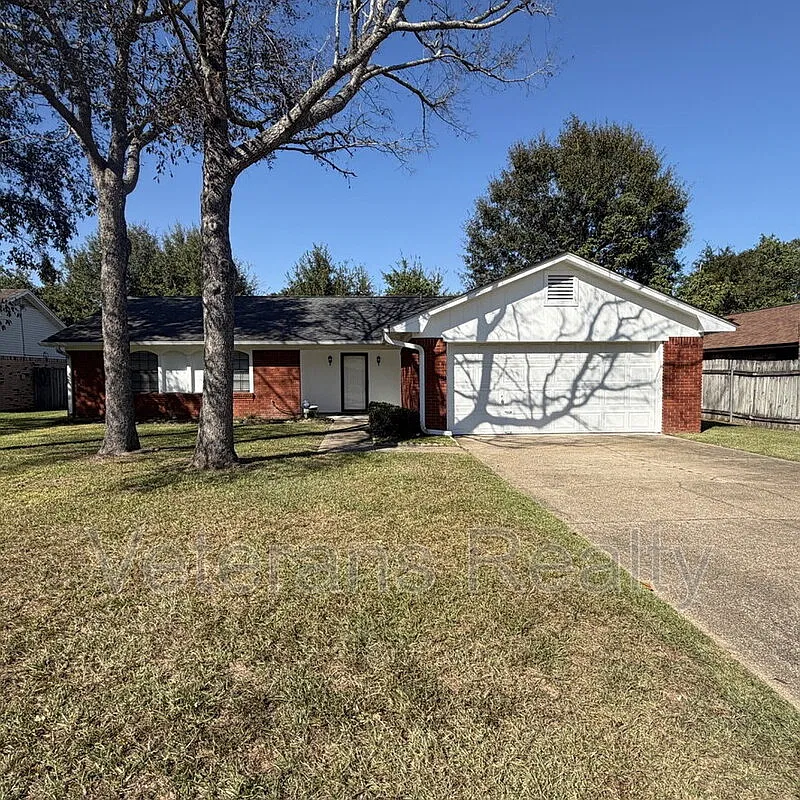 3 bed, 2.0 bath, 1433 sqft, $1,600 — Photo 1