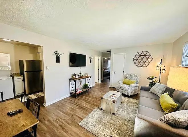 135 East Walnut Street - Unit 18 — Photo 3