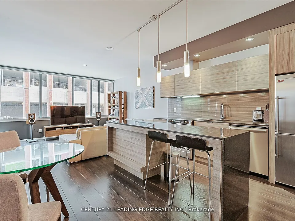 8 Charlotte St #405