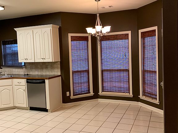 4th image of 1621 White Oak Cir