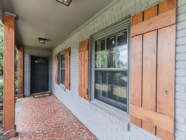 302 E Valley Rd NE — Photo 3