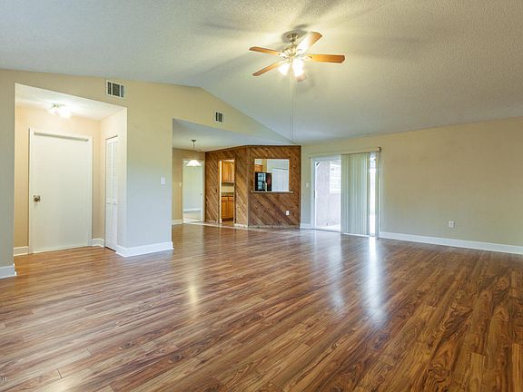 5th image of 595 Rose Ct NW