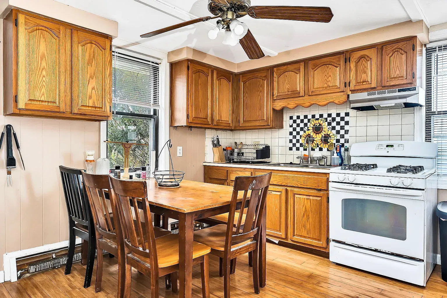 4 bed, 2500 sqft, $3,400 — Photo 2