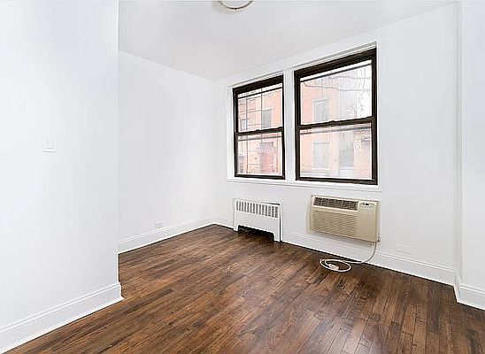 4th image of 32 Cornelia St #2